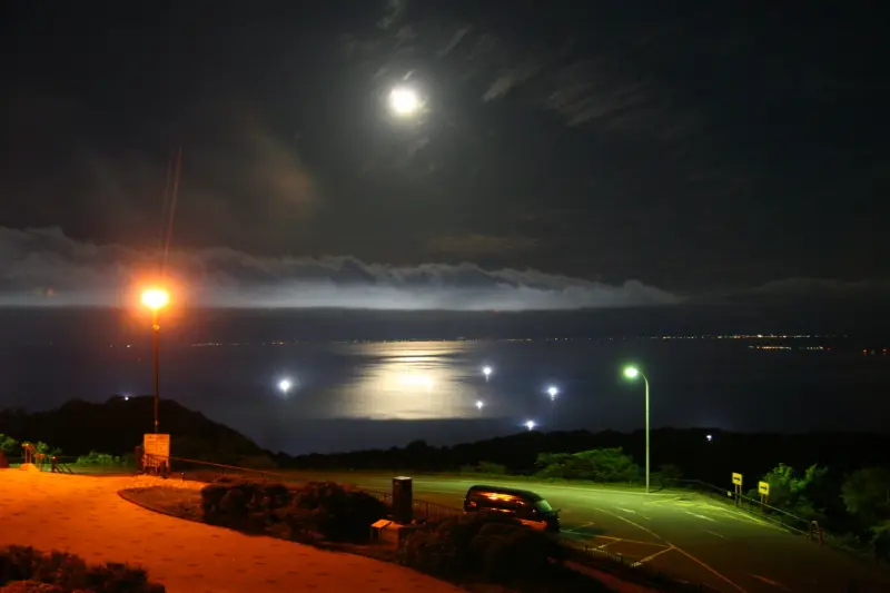 月の光が海面に反射し輝く津軽海峡の夜景