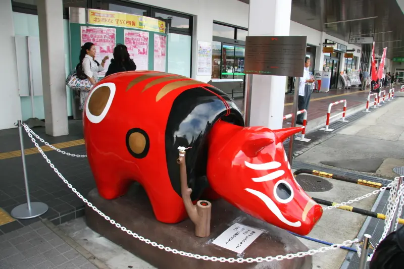 会津若松の郷土玩具として有名な首が自由に動く「赤ベコ」