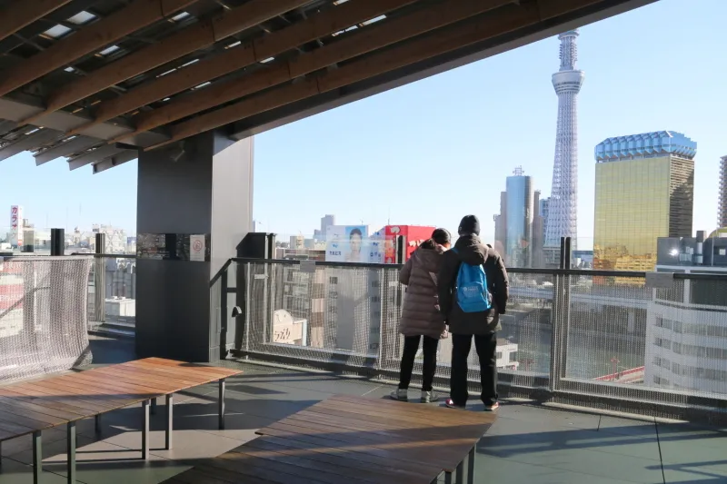 東京スカイツリーが眺められる屋上にある展望テラス