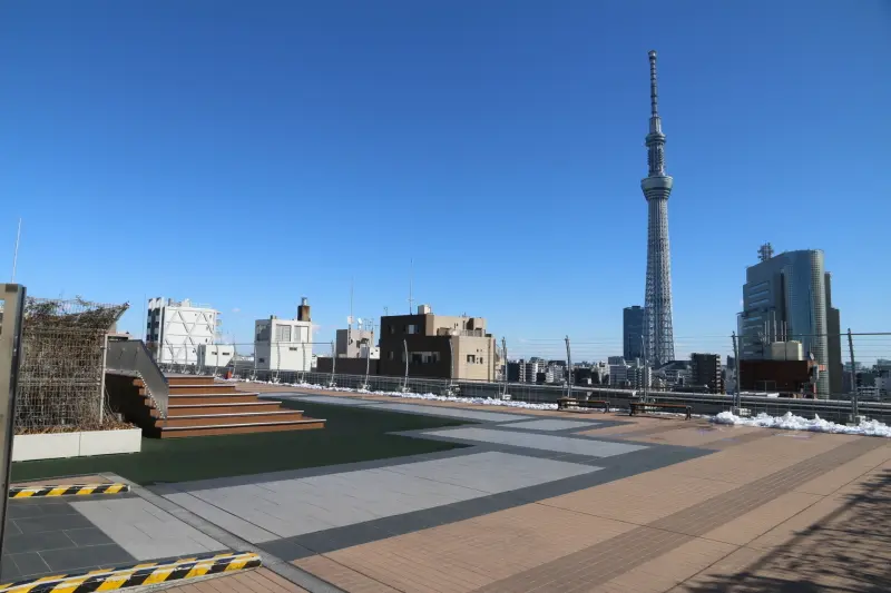 東京スカイツリーが眺められる駅ビル屋上の展望デッキ