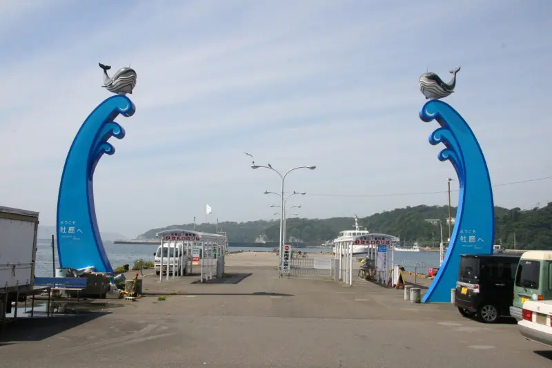港のシンボルとなっている波の上にクジラが乗るオブジェ