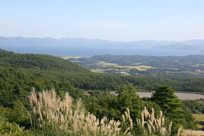 途中にある展望台の山湖台から眺める猪苗代湖の景色