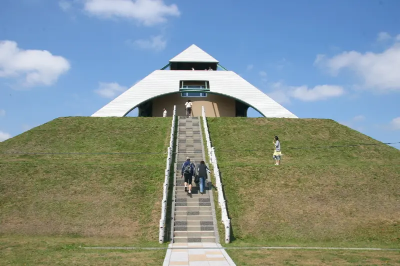 公園のシンボルとなっているピラミッド形の展望台