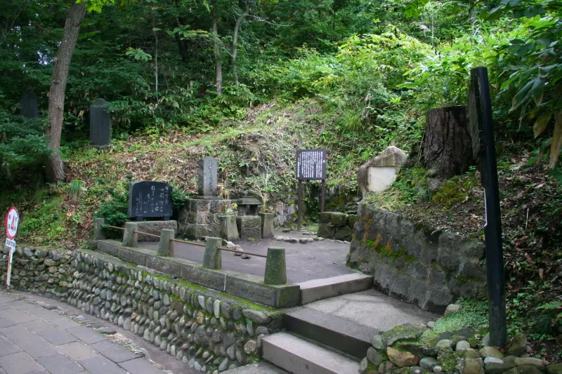 自刃した白虎隊で唯一生き残った飯沼貞吉の墓