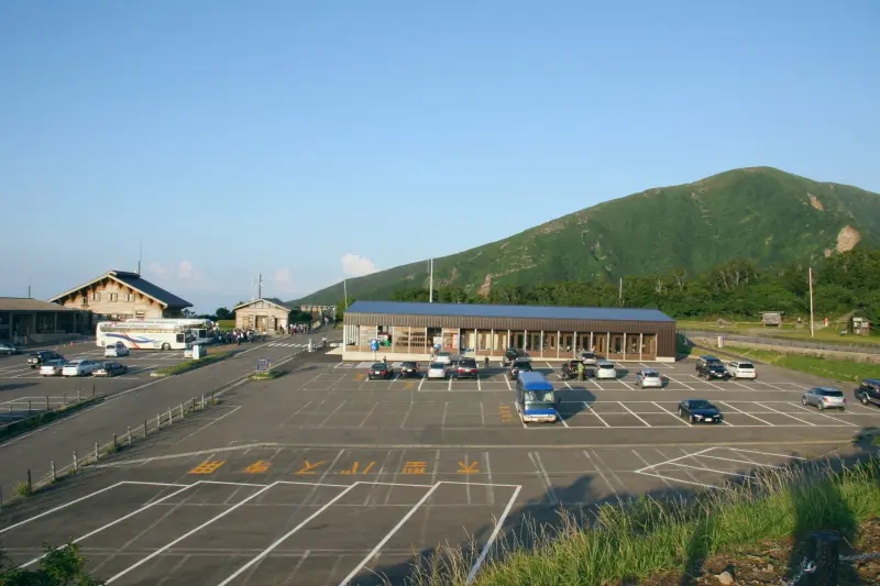 広い駐車場が完備されている鉾立登山口