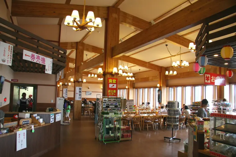 稲倉山荘のレストランは丼物や麺類が中心メニュー