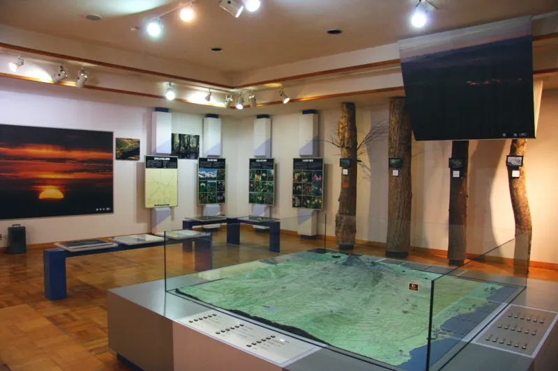写真、模型、映像を使って鳥海山を紹介する館内
