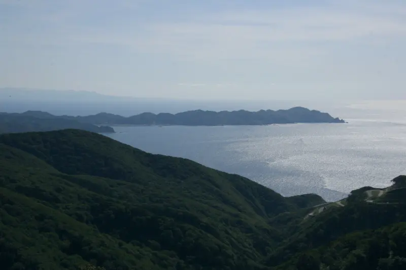 展望台から南方向に見える日本海へ突き出す小泊岬