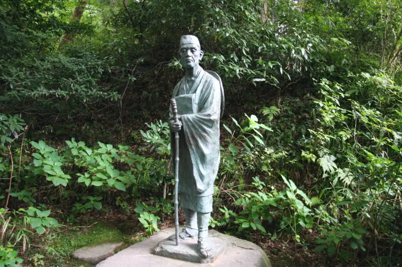 奥の細道で立ち寄ったことから建てられている松尾芭蕉の銅像