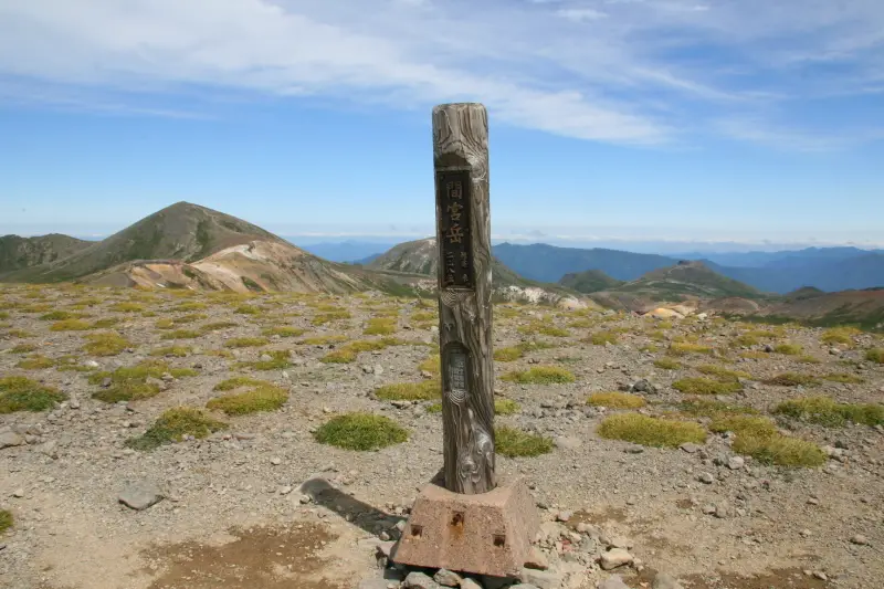 一本の木柱が立つ標高２１８５ｍの間宮岳に到着