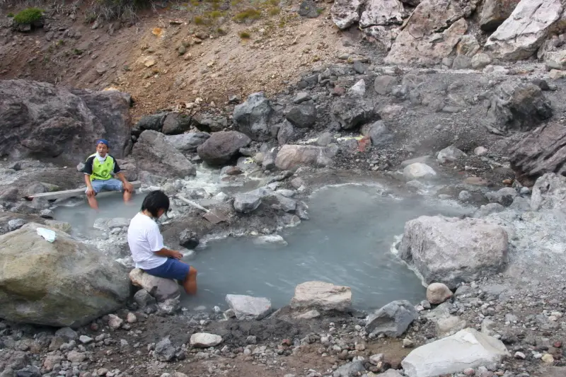 秘境温泉と呼ばれる中岳温泉は休憩にピッタリの足湯