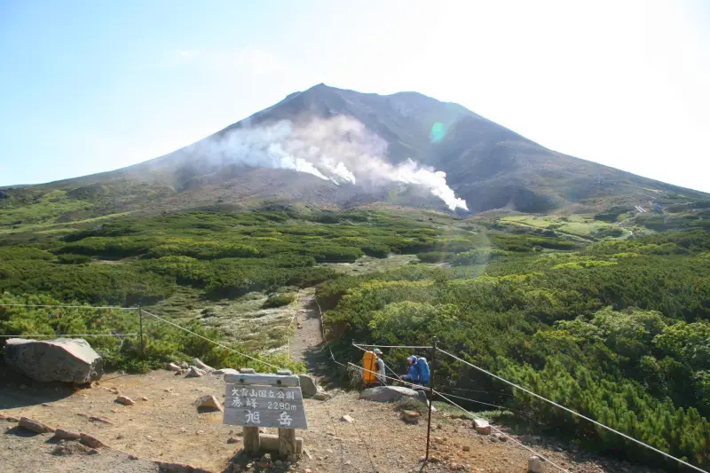 活火山として現在も活動する旭岳の雄大な景色
