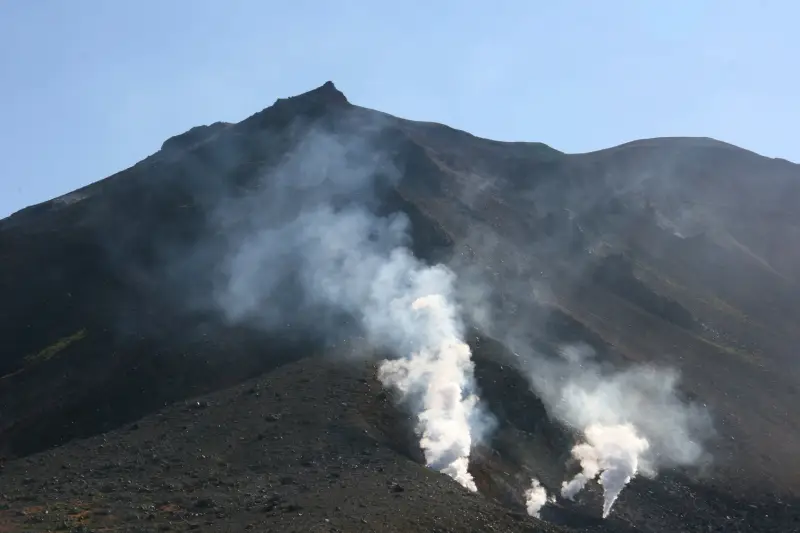 噴煙を上げる旭岳の荒々しい姿を目の前で眺められる場所