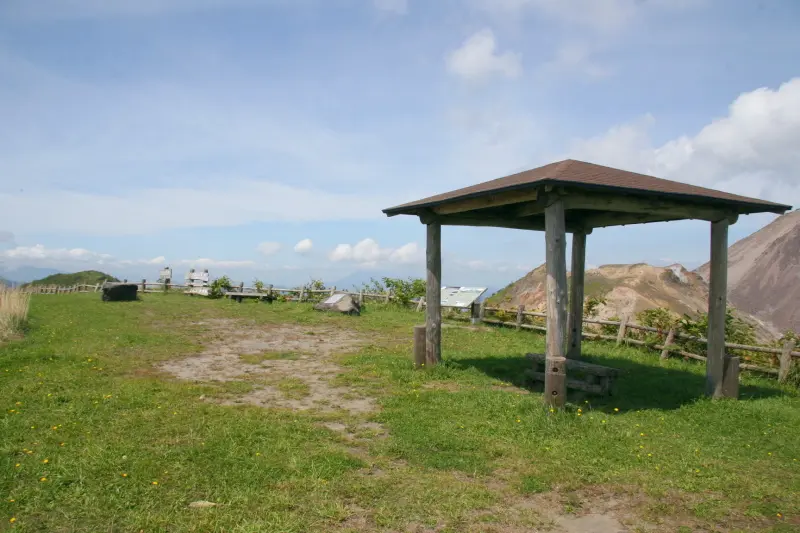 小さな休憩所が設置してある外輪山展望台