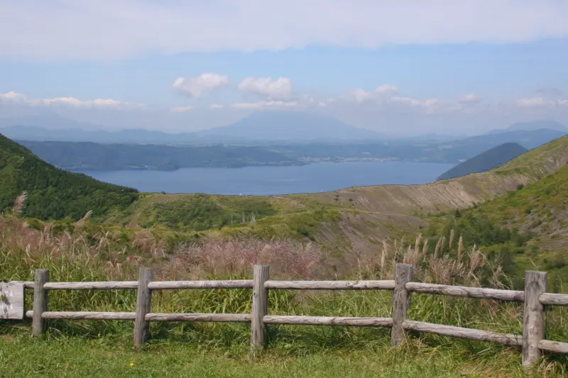 青く美しい洞爺湖と奥に見える日本百名山の羊蹄山