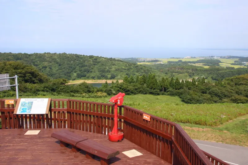 展望台からの眺めは良く海の向こうに見える青森県