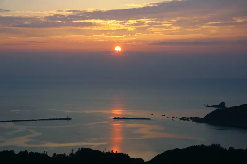 日本海に沈む太陽も眺められる夕陽のビューポイント