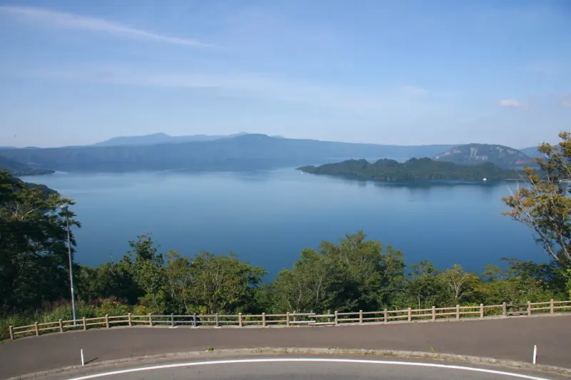 展望台から眺める十和田湖。湖の奥に見えるのは八甲田山