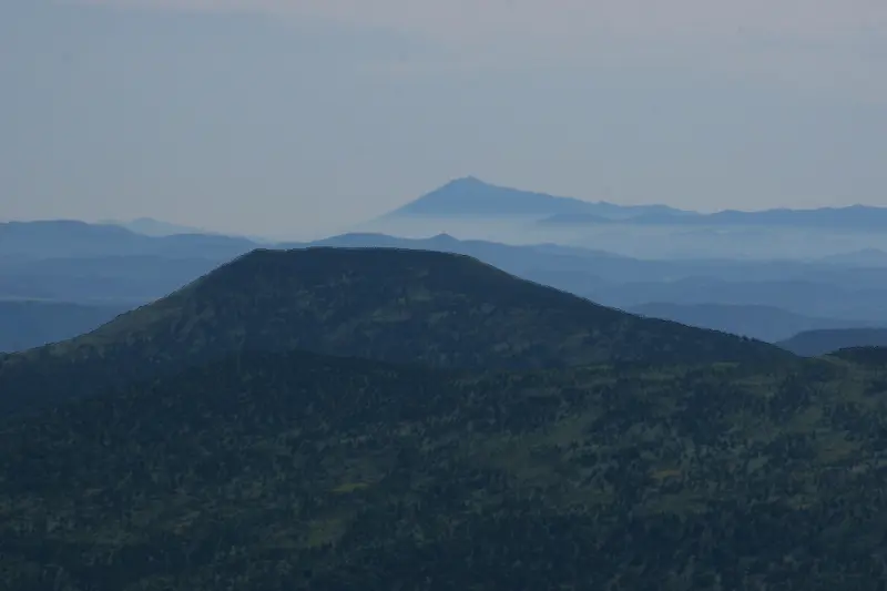 山頂が顔をのぞかせている９０ｋｍ先の岩手山