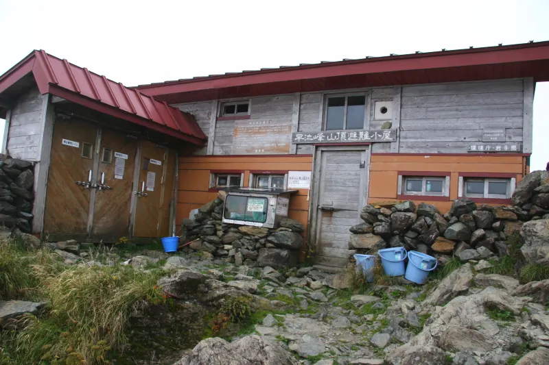 収容５０名ほどのスペースのある早池峰山頂避難小屋