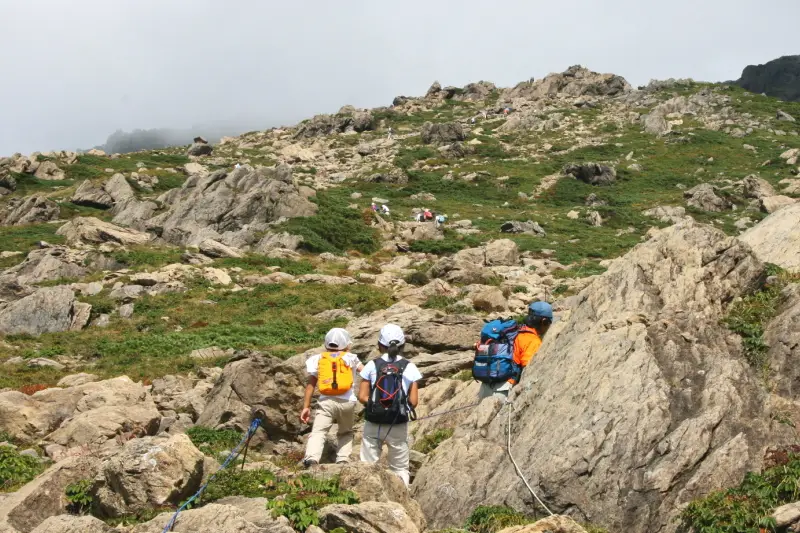 標高は１５００ｍを越えまだまだ続く岩場の登山道
