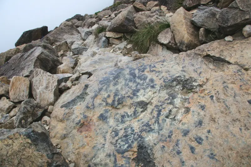 早池峰山は滑りやすい蛇紋岩が多く黒光りしている岩は特に注意