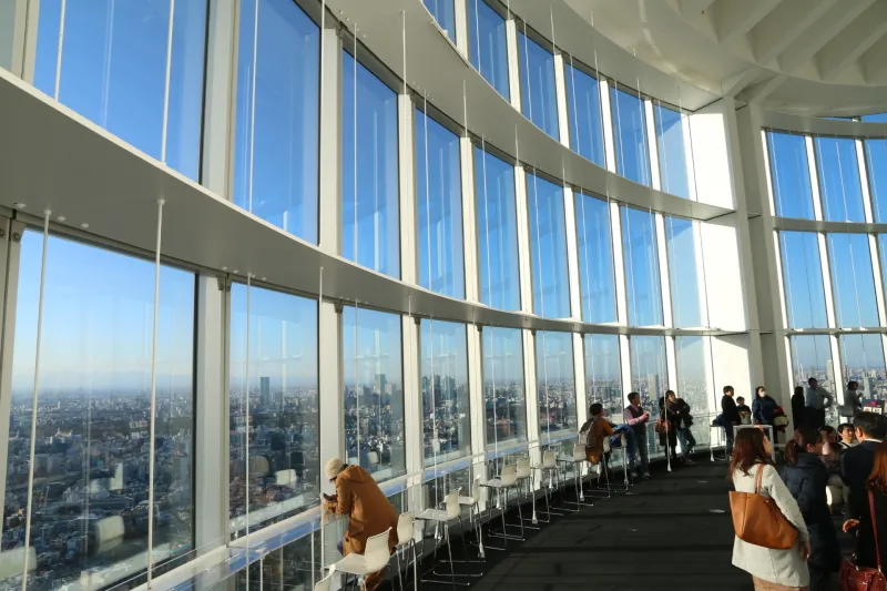 高さ１１ｍの大きな窓が特徴の屋内展望台「東京シティビュー」