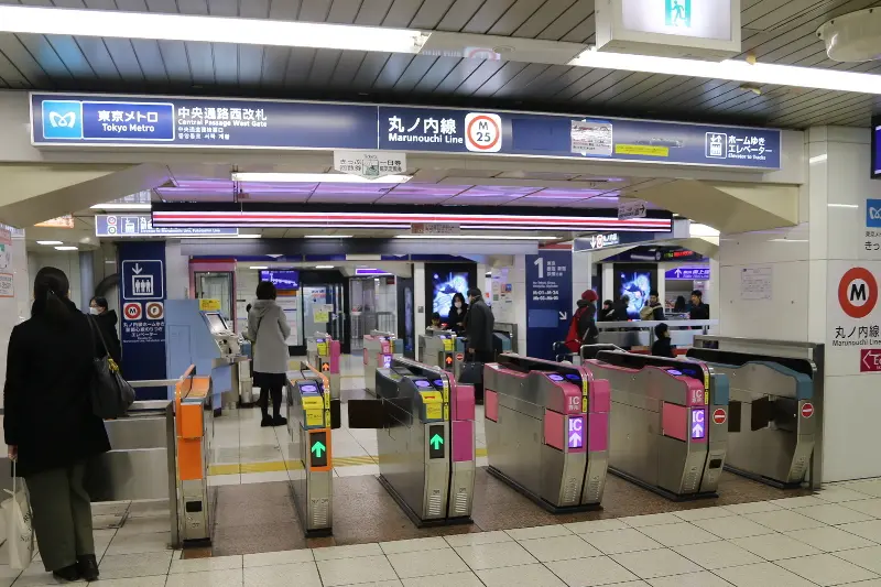 東京駅や新宿方面を結ぶ東京メトロ丸ノ内線