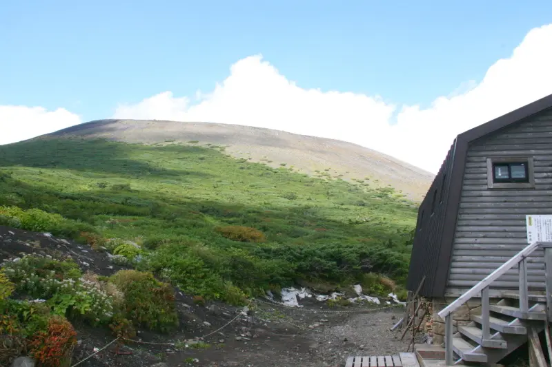 避難小屋の後ろに見える岩手山の山頂