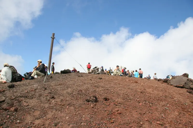 茶色の火山礫に覆われる岩手山頂上