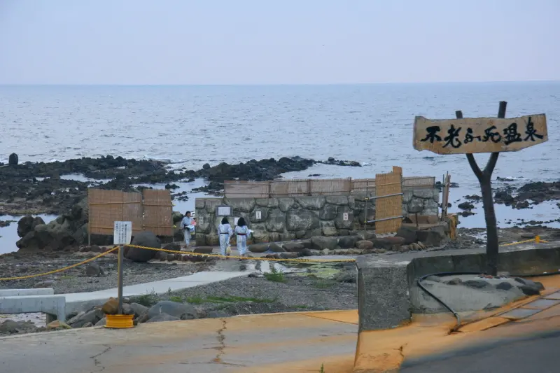 日本海を望む海岸にある名物の露天風呂