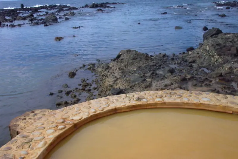 鉄分を含む茶色の温泉が特徴（２０００年１０月撮影）