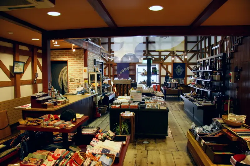 米蔵は角館を代表する桜皮細工やおみやげ品を販売する雑貨店