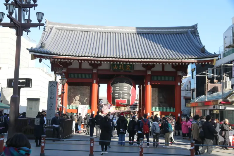 記念写真の撮影スポットとなっている浅草寺の雷門