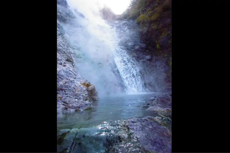 流れる水は温かく、湯煙も上がる滝（２０００年１０月に撮影）