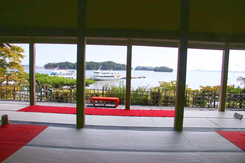 静寂な室内から目の前に広がる松島湾の景色