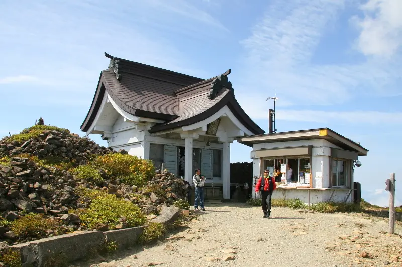 山頂に建てられている刈田嶺神社の奥宮