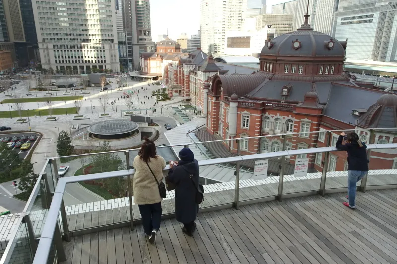 東京駅丸の内駅舎が一望できる６階の屋上庭園