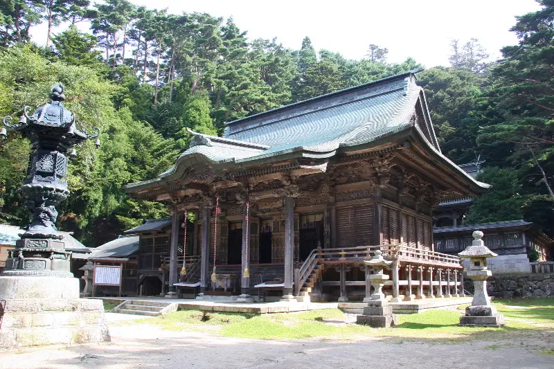 拝殿とその後ろに見える本殿。左の常夜燈は日本三大燈籠