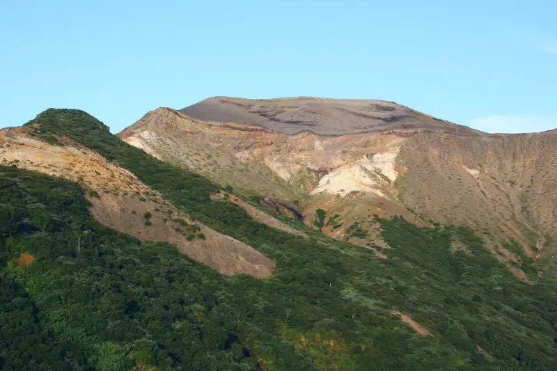展望台から目の前に見える荒々しい姿の蔵王山