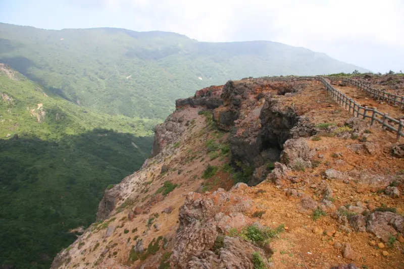 展望台のある場所は驚くほどの断崖絶壁の上