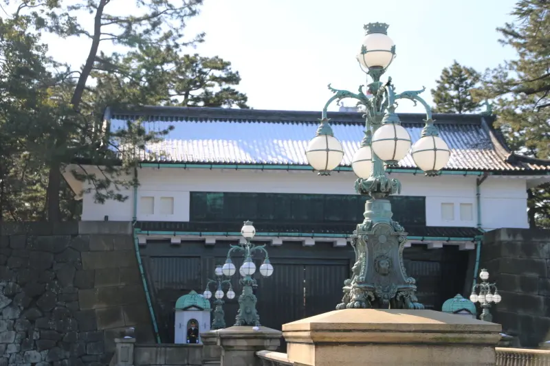 正門石橋に設置される飾電燈は台座に獅子が装飾されるバロック調