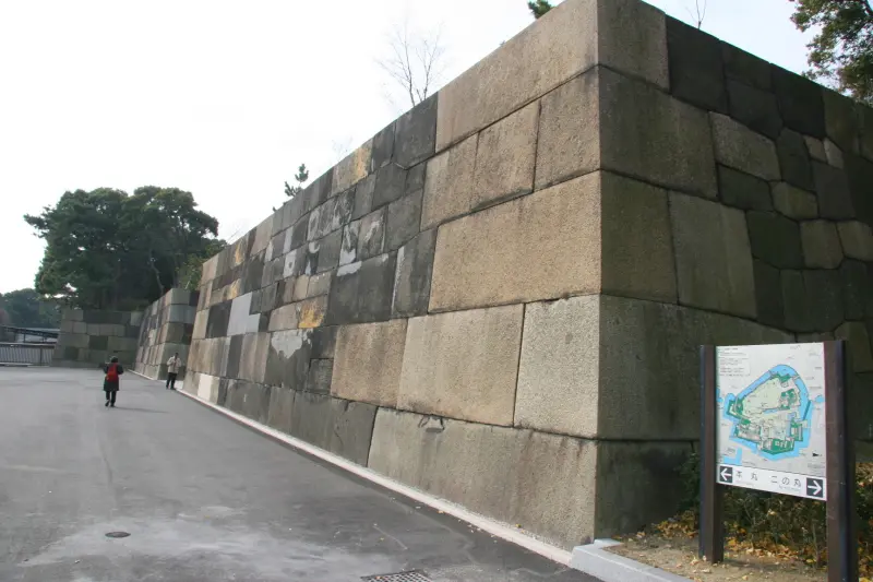 ２００５年から２年をかけて修復工事の行われた石垣