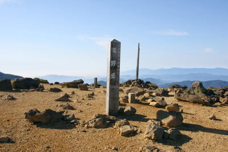 平坦で広いスペースのある熊野岳の山頂