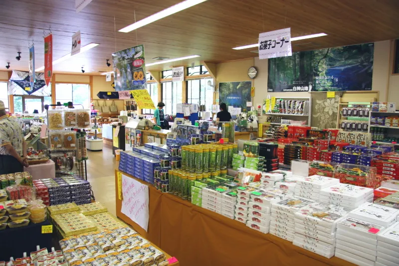 青森県の特産品などを販売するお土産コーナー