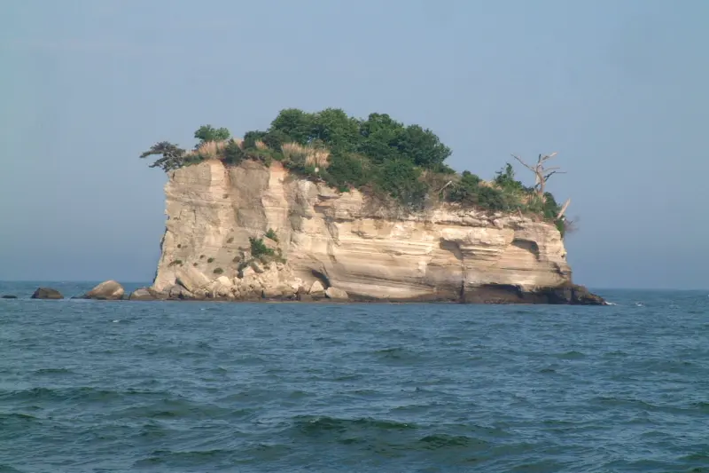 波風によって浸食された荒々しい形の島が見どころの一つ