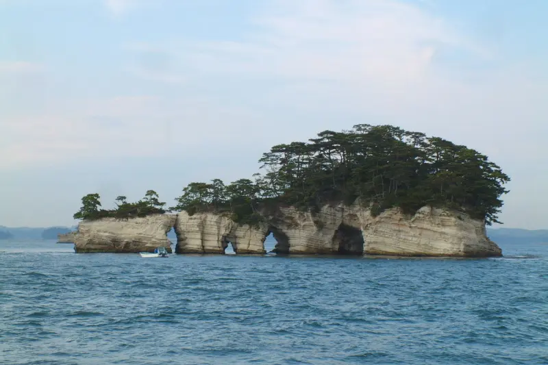 ４つの大きな穴があいている造形の美しい鐘島