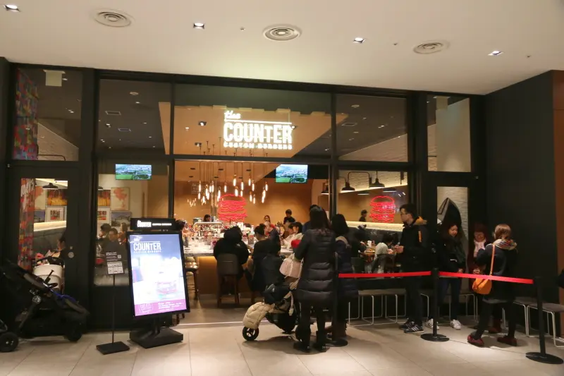 １００万通りのチョイスが楽しめるハンバーガー専門店「ザ・カウンター」