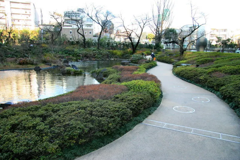 池の周りに遊歩道のある回遊式の日本庭園