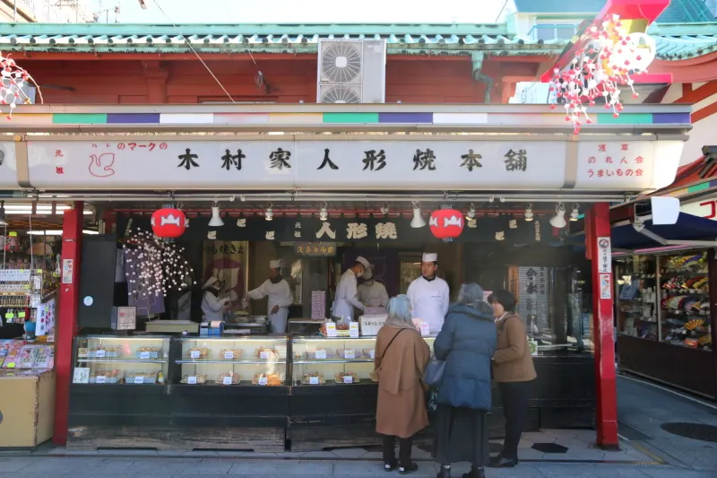 こし餡の入った人形焼を販売する１８６８年創業の木村家人形焼本舗